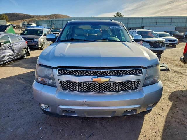 Chevrolet Suburban K1500 Ltz Image 13