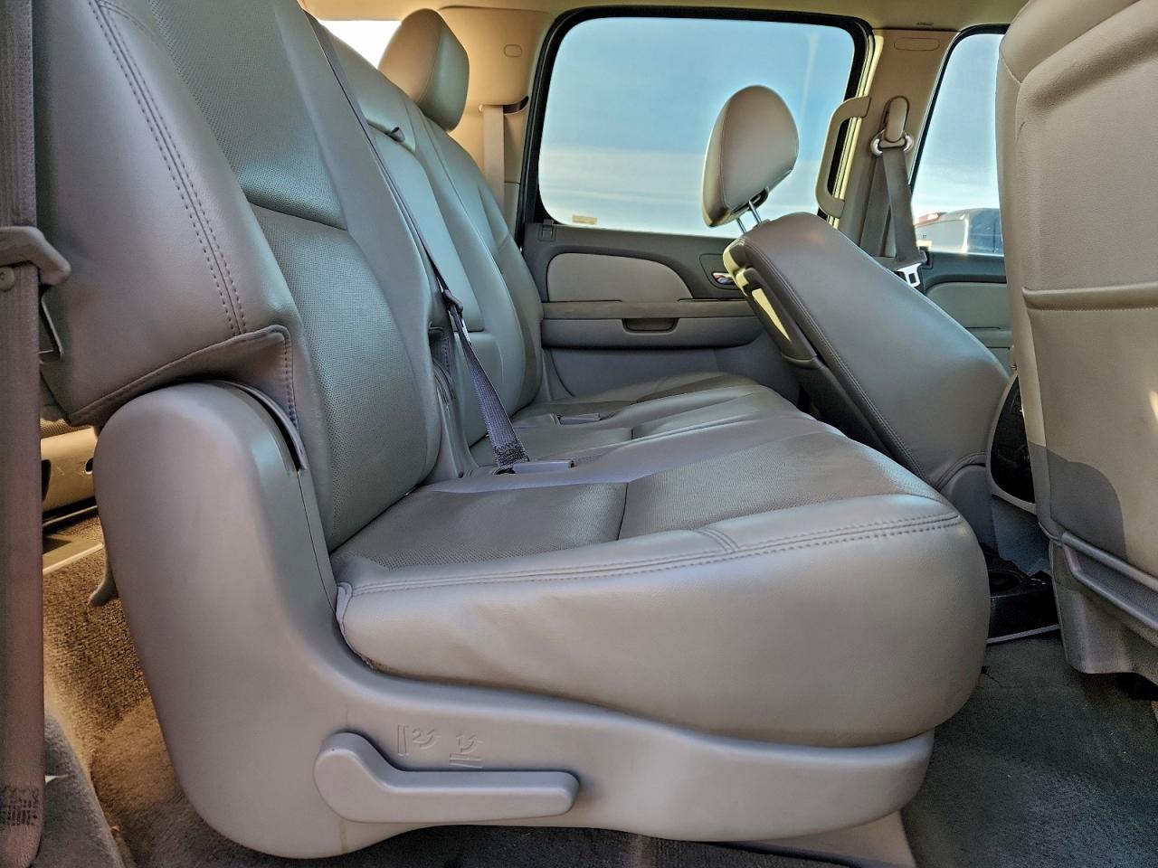 Chevrolet Suburban K1500 Ltz Image 4