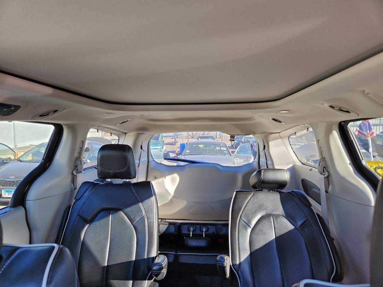 Chrysler Pacifica Limited Image 12