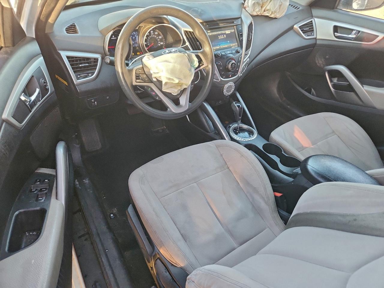 Hyundai VELOSTER Image 7