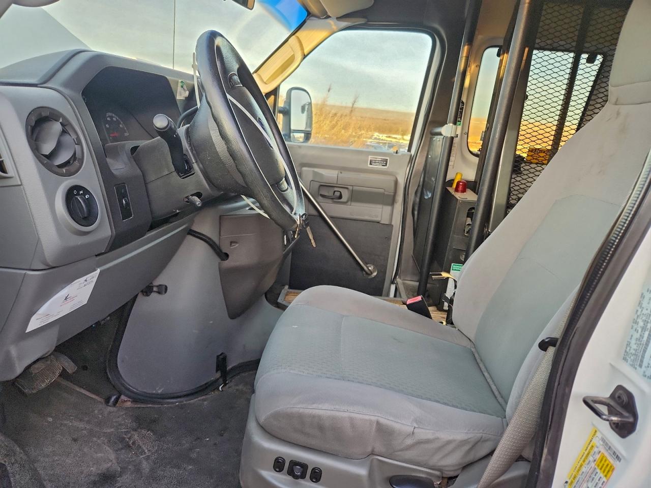 Ford Econoline E350 Super Duty Van Image 12