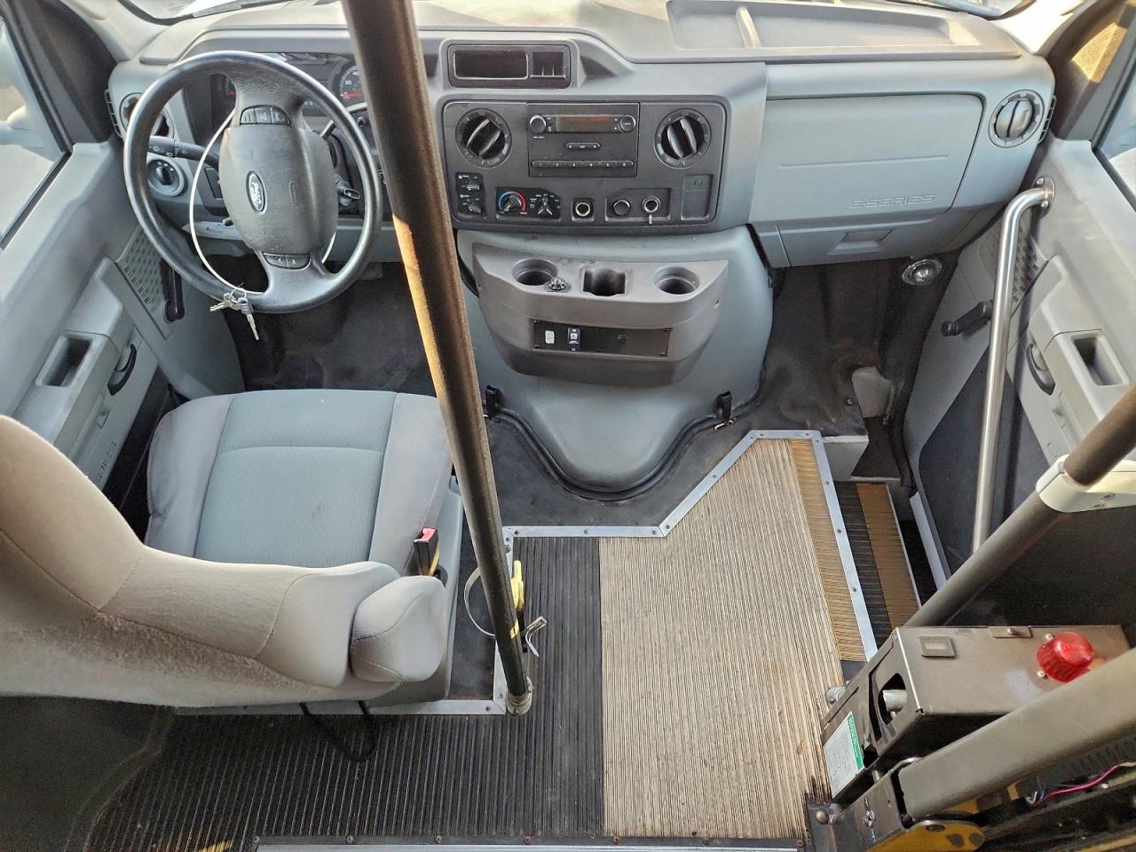 Ford Econoline E350 Super Duty Van Image 3