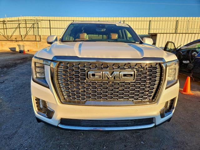 GMC Yukon Denali Ultimate Image 11