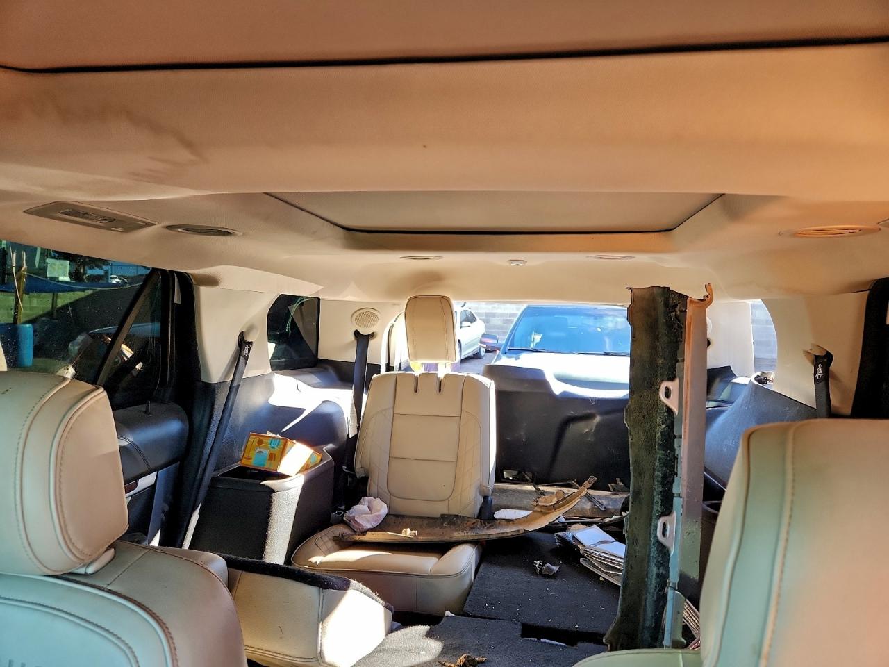 Ford Explorer Platinum Image 12