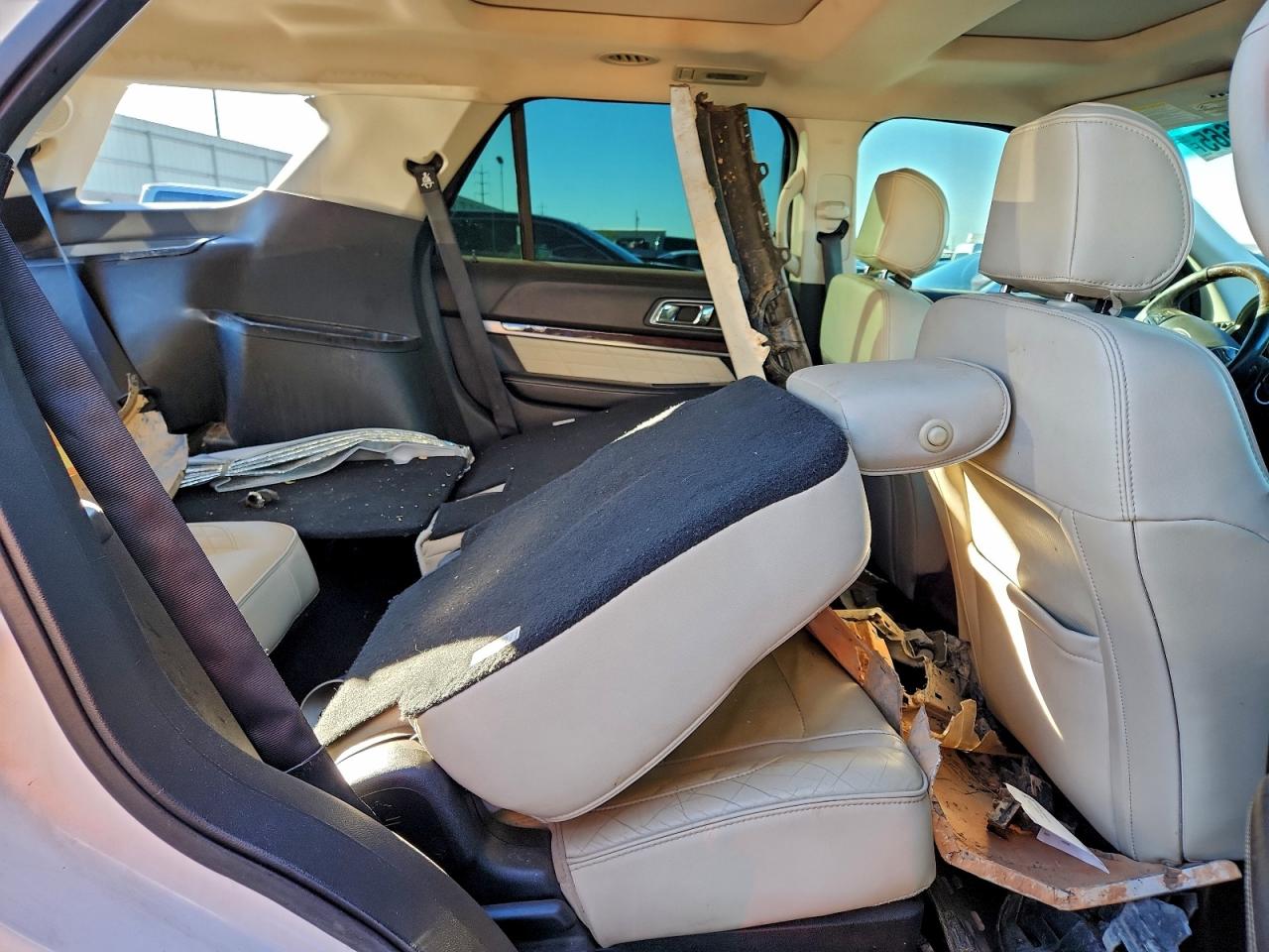 Ford Explorer Platinum Image 7