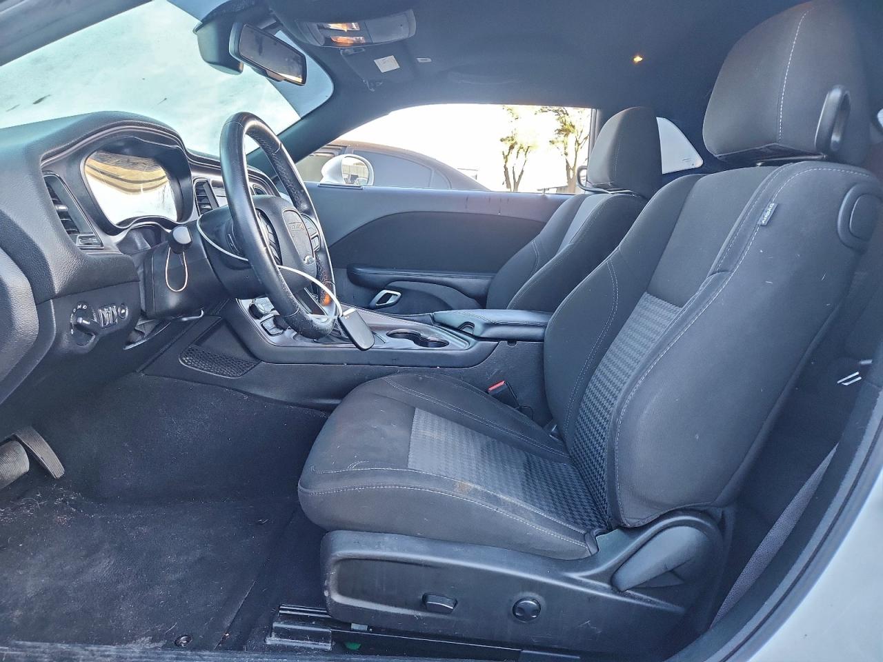 Dodge Challenger Sxt Image 6