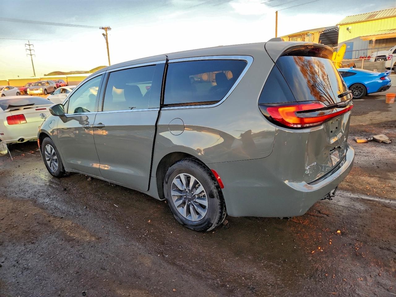 Chrysler Pacifica Hybrid Touring L Image 5