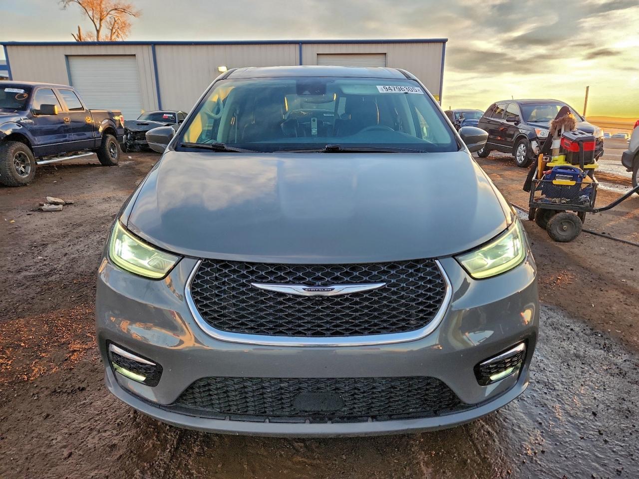 Chrysler Pacifica Hybrid Touring L Image 12