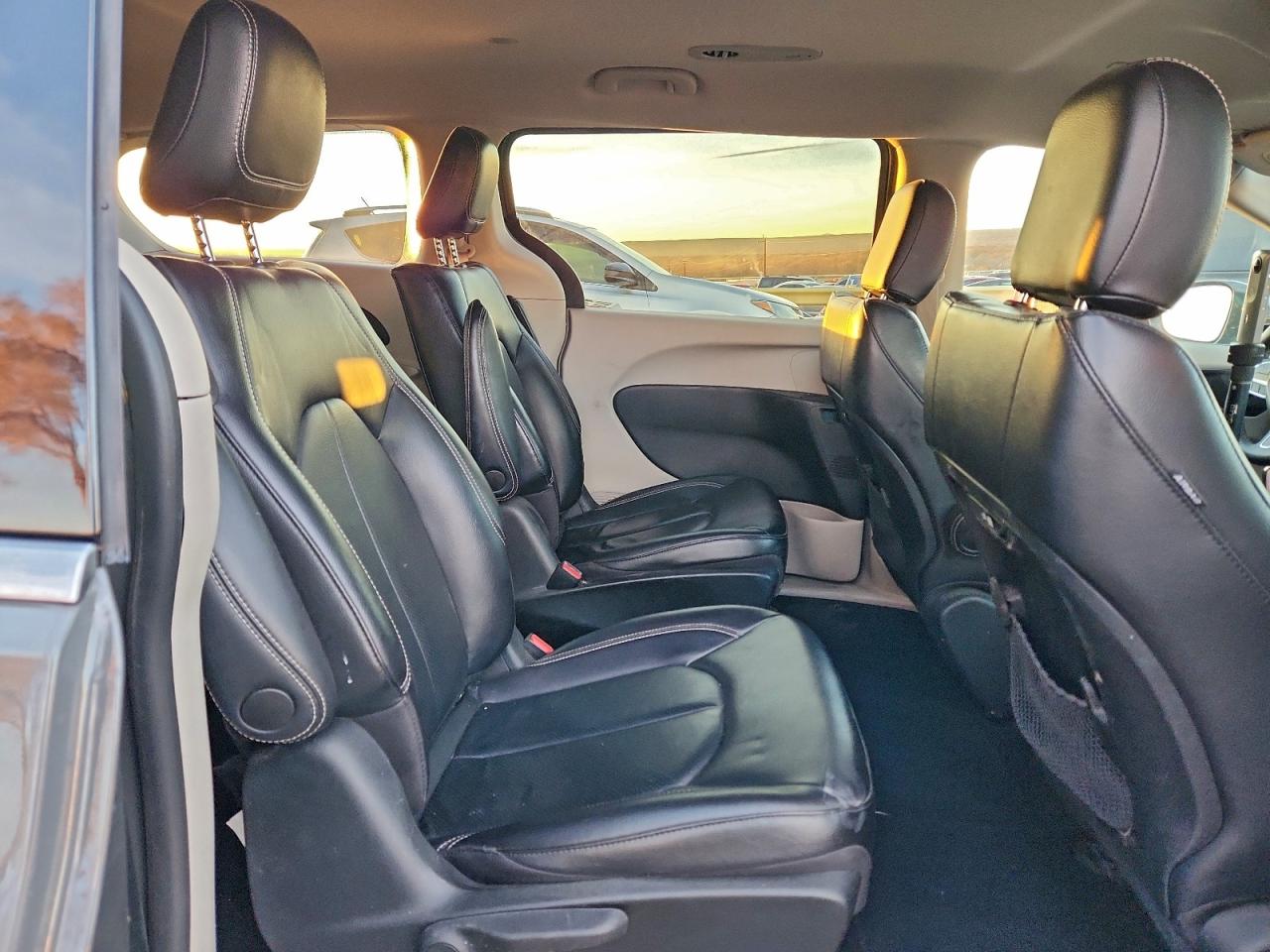 Chrysler Pacifica Hybrid Touring L Image 7