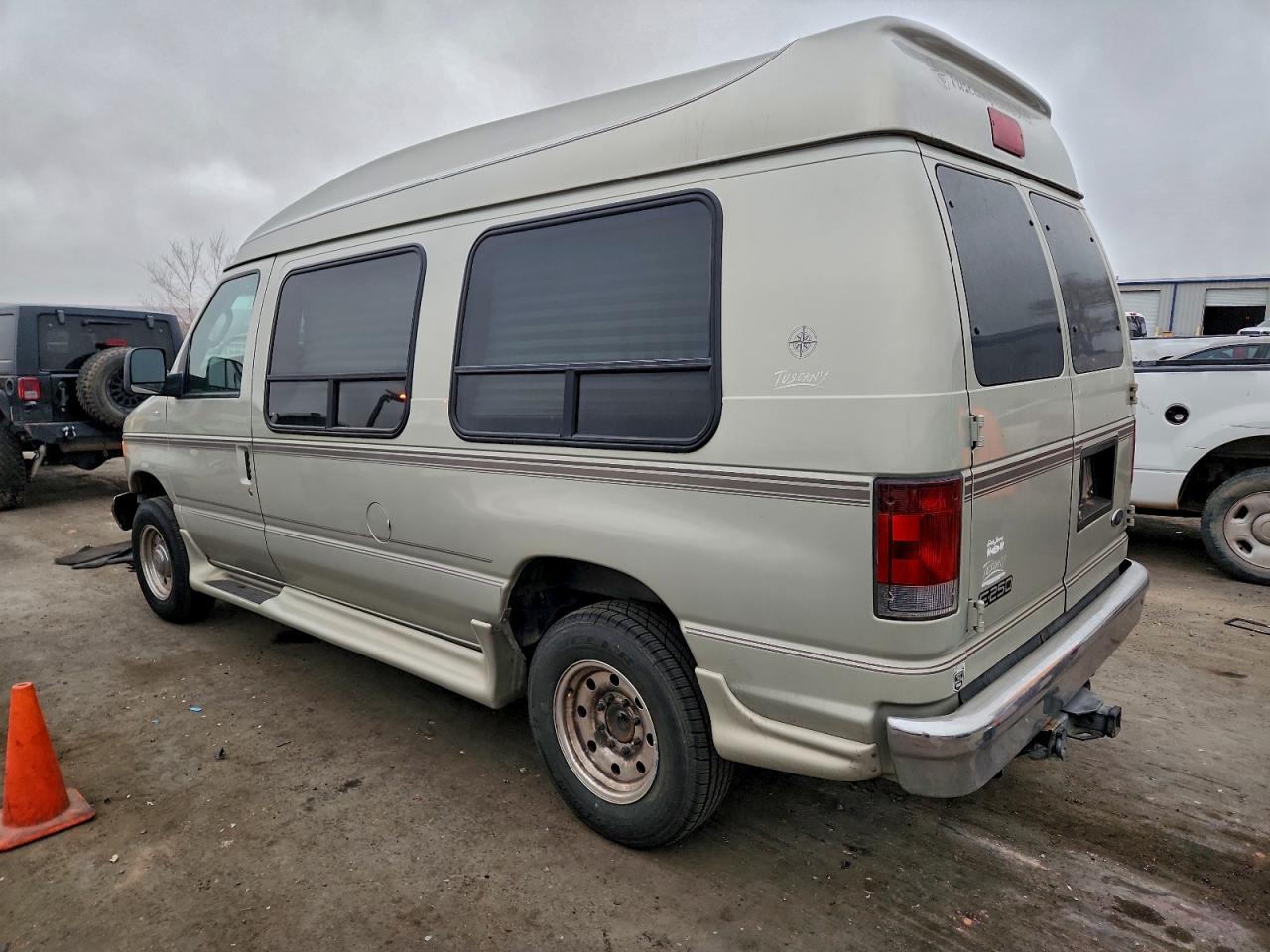 Ford Econoline E250 Van Image 2