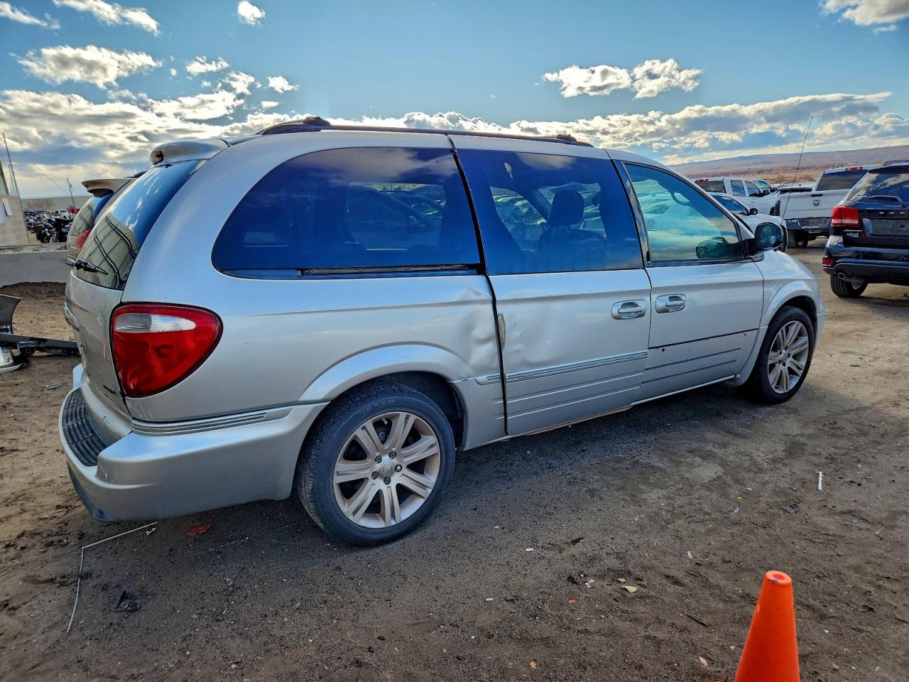 Chrysler Minivan Touring Image 8