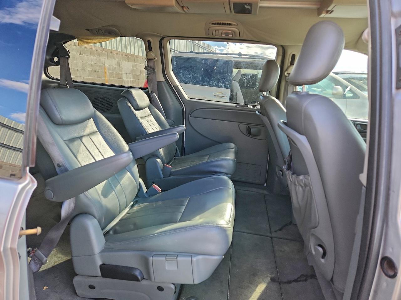 Chrysler Minivan Touring Image 4